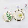 Mini Pequeño Bordado Bordado Elástico Marco de Bordado Círculo Colgante de Madera de Comercio Exterior Joyería Colgante de Bordado Hecho a Mano Manualidades DIY