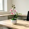3 orquídeas phalaenopsis artificiais em um vaso brilhante com padrão de ondas de água, decoração de flores artificiais para fotografia interna e plantas verdes em vasos