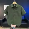 Camisa de jacquard a rayas ligera para hombre, protección solar de verano, manga corta casual holgada, top transpirable simple de moda