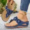 Chinelos femininos plus size transfronteiriços europeus e americanos, sandálias de cunha slip-on florais da moda de verão para mulheres, atacado