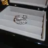 Anel Aberto de Cruz com Zircônia Banhado a Ouro 14K Real com Design Único, Anel de Dedo Indicador de Nicho, Sensação de Luxo Leve e Alto Padrão, Joia Feminina