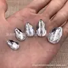 Venta al por mayor de fábrica Taiwán acrílico gota de agua superficie multiángulo perforación de doble agujero costura ropa costura a mano diamante zapatos de boda ropa Pedrería