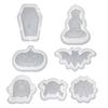 Una variedad de moldes de silicona para velas de Halloween, moldes de resina con pegamento para gotas de resina, moldes para velas con pegamento para gotas de calavera y calabaza fantasma.