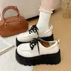 Sapatos pretos de couro com sola grossa, que aumentam a altura, para mulheres baixinhas, estilo britânico, 2026, mocassins elegantes com cadarço para primavera/outono