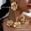 Pendientes de Flor de Metal con Forma de Pétalo Retro Francés de Lujo Ligero Europeo y Americano Traje de Collar Pendientes Elegantes de Lujo Ligero