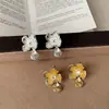 Pendientes de Flor de Metal con Textura de Lujo Ligero para Mujer Diseño de Nicho Exquisitos Versátiles para el Trabajo Pendientes Pendientes