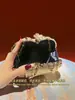 Nova bolsa da moda cravejada de strass, ricamente adornada, uma luxuosa bolsa de mão de noite com detalhes em diamante e uma bolsa transversal em formato de coração com corrente