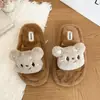 Novas pantufas fofas de urso de desenho animado para 2026, solado plano, antiderrapantes para uso interno, também podem ser usadas ao ar livre, pantufas de algodão com biqueira aberta