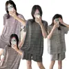 Traje casual minimalista de estilo japonés a rayas para mujer, nuevo de verano con shorts de manga corta, cuello redondo holgado, adecuado para usar afuera como ropa de casa