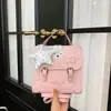 Mochila de un solo hombro de gran capacidad, diseño fresco 2026 con accesorios, nueva mochila casual de moda estilo coreano dulce para estudiantes mujeres