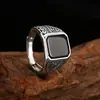 Anillo popular Yu Hong, modelo de hombre finamente elaborado, anillo de circón negro grabado, joyería vintage abierta, venta directa del fabricante