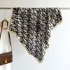 Nuevo Pañuelo Cuadrado de 90 cm Estilo Europeo y Americano con Letras y Flores Rouyun Sarga Versátil para Mujer Chal Bufanda de Imitación Seda