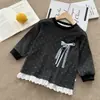 Nueva camiseta de manga larga de otoño e invierno para niñas, con un dulce diseño de princesa con encaje y lunares, un suave top de forro polar para niñas pequeñas