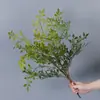 Plantas verdes artificiales en stock, manojos de helecho, hojas de helecho, hierba de helecho para decoración de paredes interiores y diseño de paisajes, césped artificial al por mayor