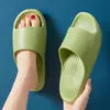 Novas Chinelas Estilo 2024 para Mulheres Casa Interior Banheiro Banho para Casais Sentindo pisar em merda Sandálias Domésticas de Uma Tira para Homens