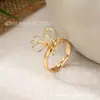 Un Anillo Sencillo y de Moda para Mujer con un Diseño Único y Líneas de Mariposa Huecas