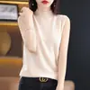 Colete de tricô estilo retrô com mangas, combinado com uma blusa de base fina para sobreposição, com gola alta discreta, para mulheres no outono e inverno.