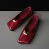Atuendo de blogger: zapatos planos versátiles para mujer de cuero genuino, estilo francés, punta oblicua, boca poco profunda, hebilla de metal, color rojo, zapatos de abuela