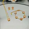 Pulsera de Acero de Titanio Trébol de la Suerte de Cinco Hojas de Tres Piezas Transfronteriza con un Toque de Alta Gama, Joyería Popular de Acero Inoxidable para Mujer del Fabricante