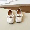 Sapatos de Couro Prateados da Moda para Meninas 2026 Outono Novo Respiráveis Solado Macio Sapatos de Performance Infantil Sapatos Individuais Vermelhos para Crianças