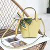 Camada Superior de Textura Avançada Couro Bovino Moda Verão 2025 Novo Estilo Bolsa Transversal Centenas de Estilos Bolsa de Balde Portátil de Nicho da Moda