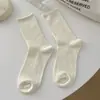 Calcetines Verticales Color Crema Estilo Japonés para Mujer Moda Ins Algodón Peinado de Doble Aguja Calcetines Medios Versátiles Calcetines Blancos Leche Apilados