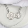 Moneda Conmemorativa del Cumpleaños de la Reina Isabel Británica Estilo Retro Europeo y Americano Collar de Acero de Titanio para Hombres y Mujeres Cadena para la Clavícula