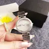 Relógio de pulso oco cravejado de diamantes com design exclusivo e pulseira de aço totalmente dourada, relógio feminino a quartzo