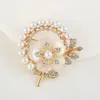 Elegante Broche de Aleación con Perlas y Tachuelas de Diamante con Decoración Floral, Broche Pin de Accesorio de Ropa de Alto Nivel Estilo Chanel