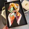 Pañuelo Estampado de Seda Artificial con Racimo Floral Multicolor, Chal de Alta Gama, Pañuelo para el Cuello con Protección Solar, Pañuelo Cuadrado Pequeño, Pañuelo para la Cabeza, Bufanda para Mujer