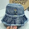 Sombrero de pescador deshilachado de mezclilla lavada retro japonés para mujer, sombrero de cubo bordado con oso de dibujos animados coreano, sombrero para el sol que hace que la cara parezca pequeña