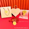 Chaveiro de Biscoito Dourado Puro para Recém-Casados Felizes Buquê de Flores Criativo Conjunto de Presente para Dia dos Namorados e Dia dos Namorados Chinês Atacado Personalizado