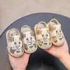 Zapatos de Caminar para Bebé Jingqi Verano 2026 Nuevas Sandalias de Suela Suave para Bebé Niña Dibujos Animados Transpirables Antideslizantes Zapatos Chirriantes