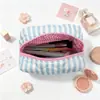 Bolsa de almacenamiento octagonal en stock transfronteriza, alto valor estético, bolsa de maquillaje de gran capacidad, bolsa cuadrada pequeña a rayas de bloqueo de color para dormitorio al por mayor