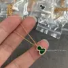 Collar de Calabaza Qilin Edición Artesanal Fina V Dorada Wulu Tamaño Mediano Nácar Blanco Ágata Roja Chapado en Oro Rosa de 18K Grabado de Precisión CNC