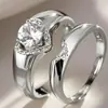 Nuevos Anillos de Pareja con Montura de Cuatro Garras Corazón de Princesa Joyería de Mano de Personalidad de Gama Alta Estilo Old Money de Lujo Ligero