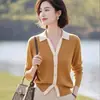 Prendas de punto con cuello polo de moda de este año 2026. Nueva colección de primavera para mujer: top con solapa de bloques de color estilo coreano.