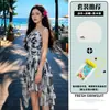 Maiô de peça única de alta qualidade, com estampa floral vintage e efeito de lavagem com tinta, apresentando um delicado decote halter e um design de saia assimétrico para uma silhueta favorecedora.