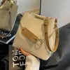 A bolsa pequena popular deste ano para mulheres 2023 nova bolsa de ombro transversal versátil de verão bolsa de balde com corrente coreana texturizada