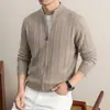 Suéter con cuello alto y cremallera para hombre de otoño e invierno, cárdigan de punto con textura de rayas verticales para jóvenes, ropa exterior casual de negocios para hombre