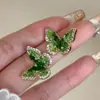 Pendientes de botón de cristal con forma de mariposa en verde degradado estilo bosque para mujer, pendientes de cristal con forma de mariposa estilo bosque de nicho de lujo ligero, pendientes de alta gama para mujer