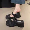 Zapatillas de Plataforma con Suela Gruesa para Mujer Verano Uso Exterior 2026 Nuevo Estilo Sandalias de Tira Única Muy de Moda Hermosas Sandalias Frescas