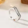 Anillo de Luz de Zirconia Incrustada en Oro Real Chapado en Cobre Transfronterizo Europeo y Americano Lujo Ligero Sensación de Alta Gama Anillo para el Dedo Joyería de Mano Versátil Fabricante Venta al por Mayor en Stock