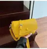 2025 Nuevo Popular Estilo Coreano Exportación Color Puro Bolso de Hombro para Mujer Diseño Popular Bolso Cruzado Bolso de Mano para Viajes