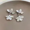 Aretes de perla con flor de goteo de aceite incrustados de diamantes, lujo ligero, alta gama, modernos, sencillos, versátiles para el uso diario, aretes para mujer
