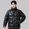 Casaco de inverno urbano simples e estiloso com cores contrastantes, gola alta e enchimento de plumas de pato branco, um novo estilo de vestuário de trabalho de inverno para homens