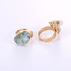 Anillo de Cobre Dorado con Forma Martillada a Mano de Cristal Blanco Natural, Piedra de Diente de Cristal Colorido, Suministro de Venta Caliente Transfronterizo Europeo y Americano