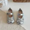 Sapatos de princesa macios com laço para meninas, novo estilo de verão 2026, sapatos rasos de moda trançados vazados para bebês