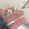 Brincos de Luxo Leve de Alta Qualidade Inspirados em Chanel com Zircônia, Acessórios de Orelha Simples de Pérola para Primavera-Verão para Mulheres, Novo Modelo 2025, Brincos de Tarraxa Elegantes e Requintados