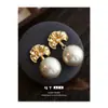 Pendientes Retro Estilo Francés Vintage Europeos y Americanos con un Toque Lujoso y de Alta Gama, Presentando Flores de Perlas Artificiales y Pendientes Grandes Exagerados para Mujer